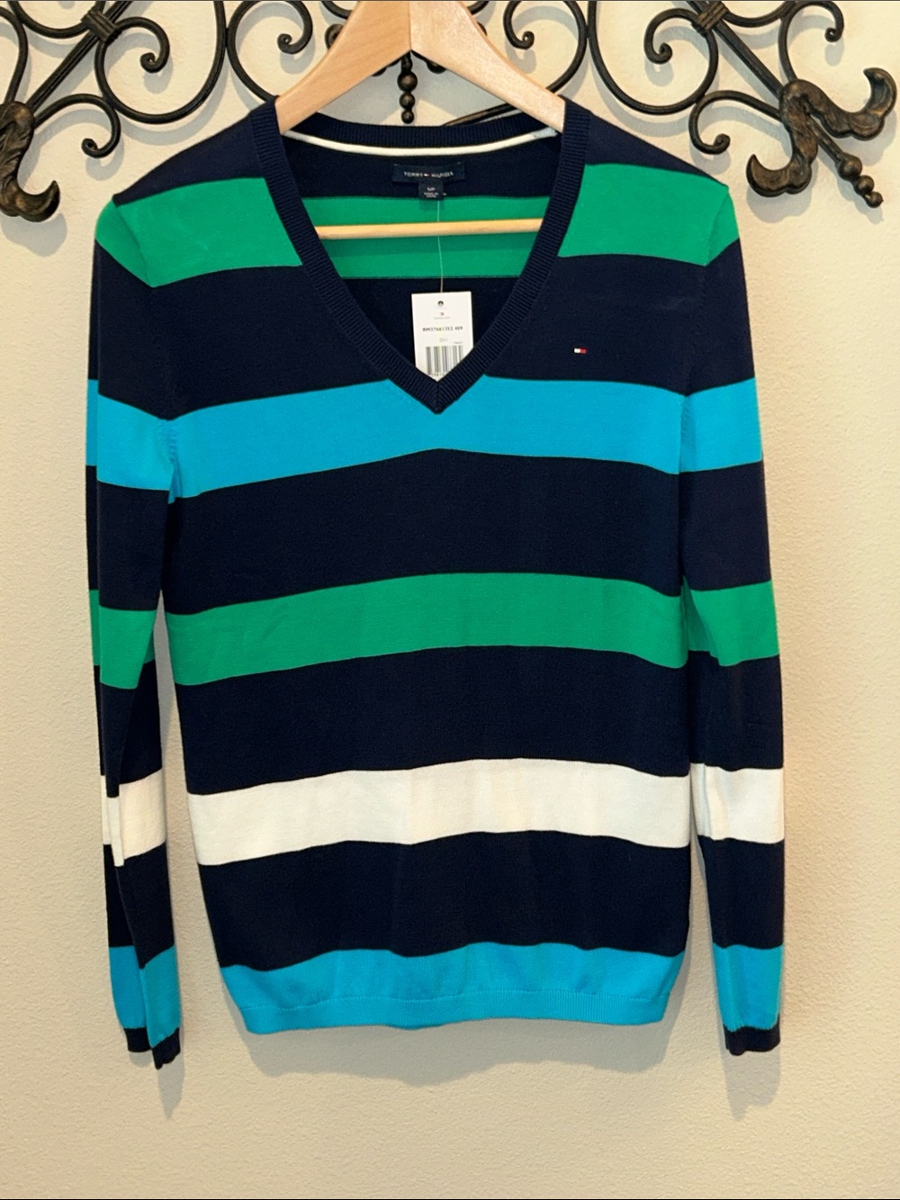 TOMMY HILFIGER V-NECK SWEATER SIZE SMALL NWT
